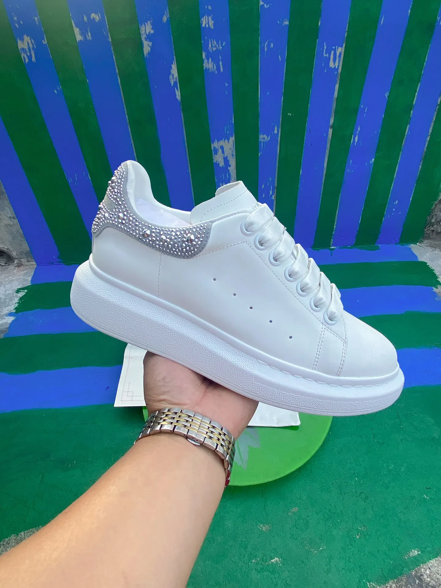 👟👟Ex-factory price 600👟👟 Men's size +10 New model drill tail Women's size 35-40. Male 39-45. The factory has been making goods for a long time. McQueen💥High-quality top version💥📢📢Alexander mcqueen/Classic star popular all-match white shoes have been upgraded, a new generation of last type🌹 last type has been polished hard for a year, and the overall last shape and head shape are 100% consistent with the original (you can go to the counter to compare with the original version for verification) The first 30-year-old senior master made it based on the original version and based on the Asian foot shape 1⃣️:1⃣️. During the foot comfort adjustment period, more than a dozen ladies with different foot types tried it on and repeatedly polished it until it was comfortable for all foot types before finally finalizing the last mold. Basically all colors are made, and the commonly sold colors are in stock, and others are constantly updated... Fabric: Customized original silk top-layer cowhide fabric/roller coating process Inner lining: cowhide lining made of imported leather embryos, mixed sheepskin lining. Feet: imported highly elastic PU foam rebound + cowhide, which is molded in the same way as the original version. It is injection molded without brushing glue. Outsole: exclusive molding of the original version, resistant to yellowing technology (please note that the length and latitude of the outsole of the new version and the new label are different from the old version. Everyone needs to distinguish them, including the head shape)